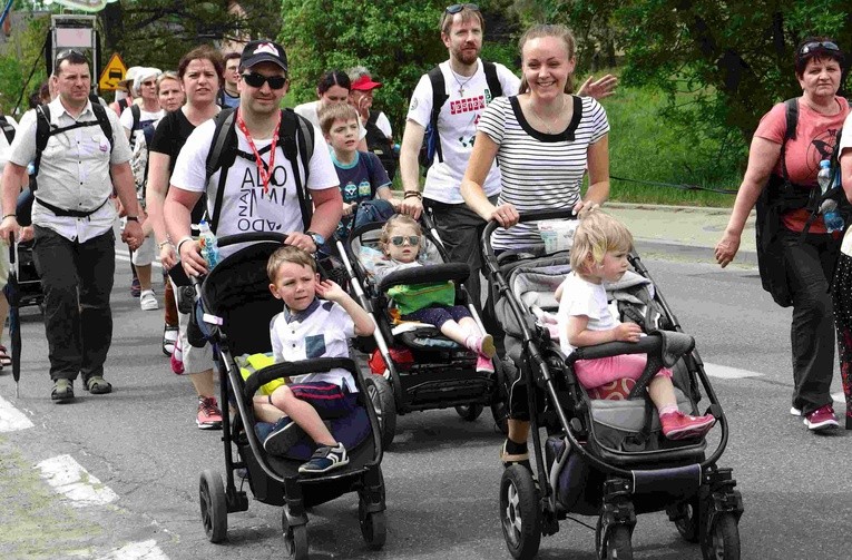 Najmłodsi pielgrzymi lat 2015 i 2016 - Mikołaj i Matylda z rodzicami Marceliną i Łukaszem Masłowskimi z Lipnika