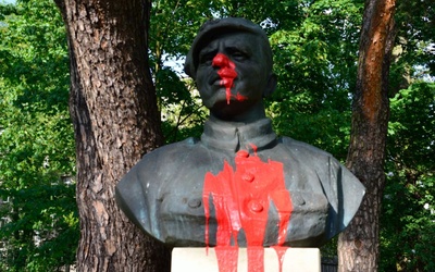 Zdewastowano popiersie majora "Łupaszki"