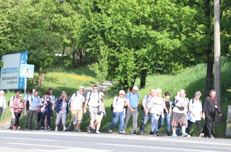 Pielgrzymi z Cieszyna w drodze do Łagiewnik - 2018