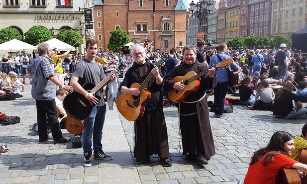 Gitarowy rekord Guinnessa pobity. Pomogli franciszkanie!