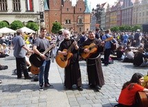 Gitarowy rekord Guinnessa pobity. Pomogli franciszkanie!