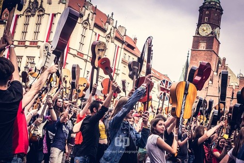 Gitarowy rekord Guinnessa pobity. Pomogli franciszkanie!