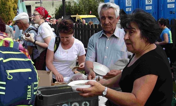 Ponad 100 litów herbaty przygotowali parafianie z Podlesia dla pielgrzymów