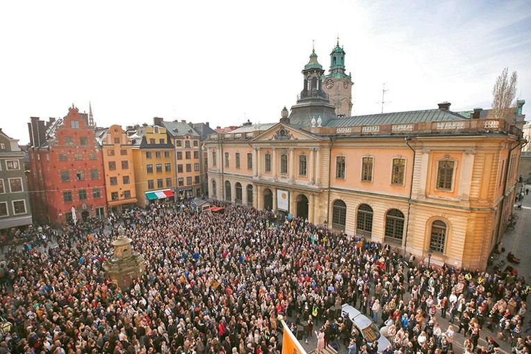 Przed budynkiem Starej Giełdy, gdzie raz w tygodniu obraduje Szwedzka Akademia,  19 kwietnia demonstrowały tłumy mieszkańców Sztokholmu.