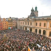 Przed budynkiem Starej Giełdy, gdzie raz w tygodniu obraduje Szwedzka Akademia,  19 kwietnia demonstrowały tłumy mieszkańców Sztokholmu.