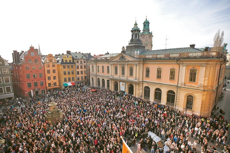 Przed budynkiem Starej Giełdy, gdzie raz w tygodniu obraduje Szwedzka Akademia,  19 kwietnia demonstrowały tłumy mieszkańców Sztokholmu.