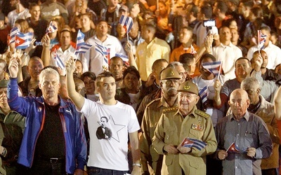 Nowy prezydent Kuby – Miguel Díaz-Canel (pierwszy z lewej) to człowiek silnie związany z aparatem partyjnym i prawa ręka Raúla Castro (drugi z prawej).