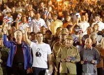 Nowy prezydent Kuby – Miguel Díaz-Canel (pierwszy z lewej) to człowiek silnie związany z aparatem partyjnym i prawa ręka Raúla Castro (drugi z prawej).