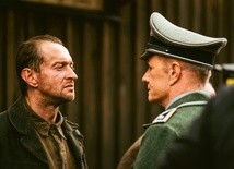 Konstantin Chabienski jako Aleksandr Pieczerski, przywódca buntu, i Christopher Lambert w roli SS-mana Karla Frenzela.