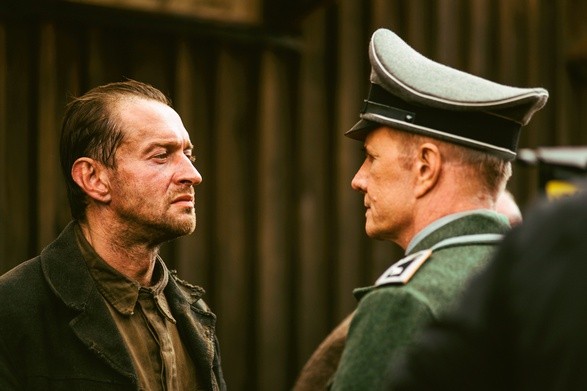 Konstantin Chabienski jako Aleksandr Pieczerski, przywódca buntu, i Christopher Lambert w roli SS-mana Karla Frenzela.