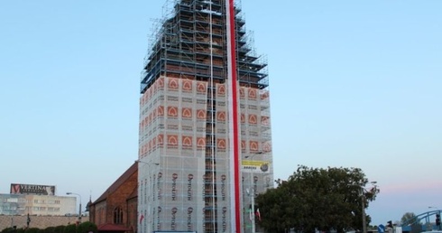 Prawie 50-metrowa flaga na katedrze