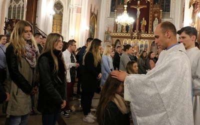 Gest nakładania rąk jest znakiem udzielenia darów Ducha Świętego