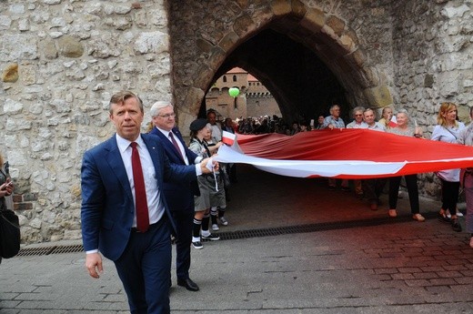 Bicie rekordu długości flagi narodowej Kraków 2018 - cz. 1