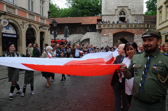 Bicie rekordu długości flagi narodowej Kraków 2018 - cz. 1