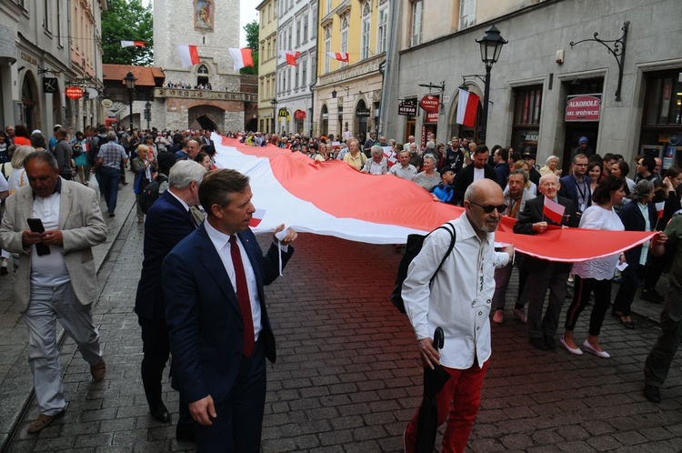 Bicie rekordu długości flagi narodowej Kraków 2018 - cz. 1