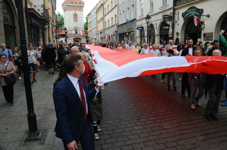 Bicie rekordu długości flagi narodowej Kraków 2018 - cz. 1