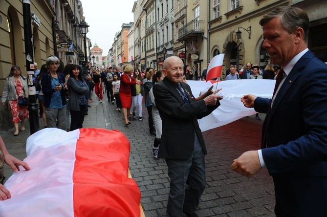 Bicie rekordu długości flagi narodowej Kraków 2018 - cz. 1