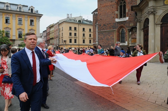 Bicie rekordu długości flagi narodowej Kraków 2018 - cz. 1