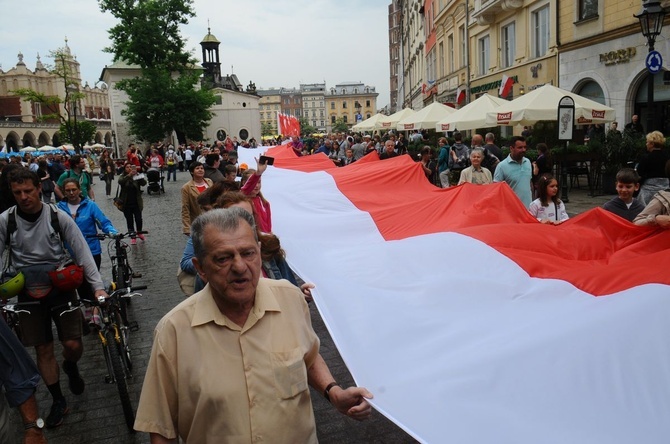 Bicie rekordu długości flagi narodowej Kraków 2018 - cz. 1