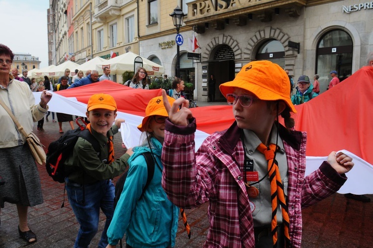 Bicie rekordu długości flagi narodowej Kraków 2018 - cz. 1