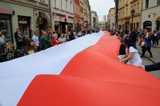 Bicie rekordu długości flagi narodowej Kraków 2018 - cz. 1