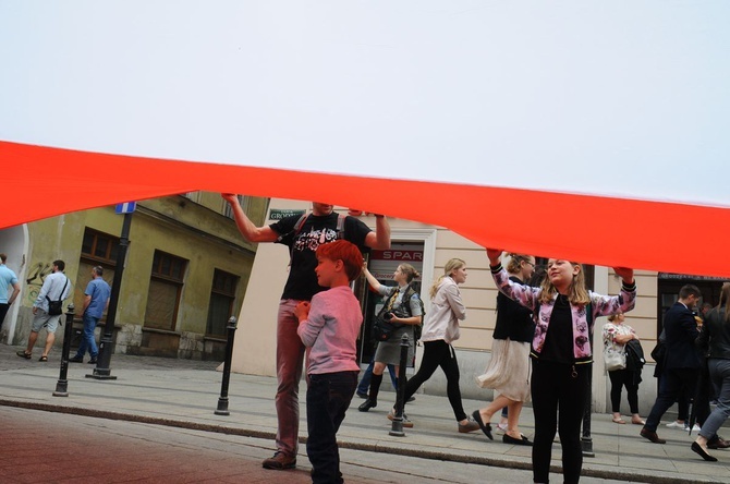 Bicie rekordu długości flagi narodowej Kraków 2018 - cz. 1