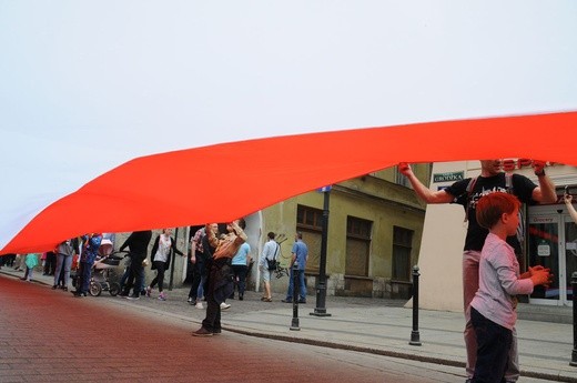 Bicie rekordu długości flagi narodowej Kraków 2018 - cz. 1