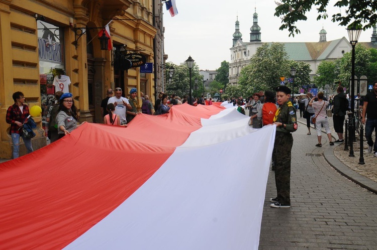 Bicie rekordu długości flagi narodowej Kraków 2018 - cz. 1