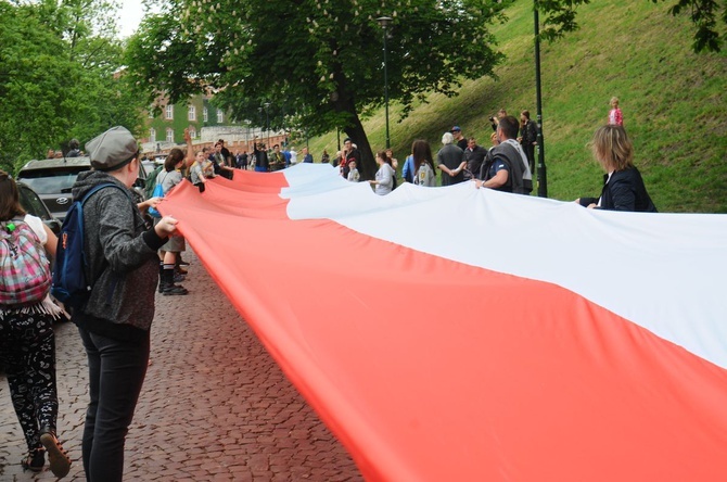 Bicie rekordu długości flagi narodowej Kraków 2018 - cz. 1