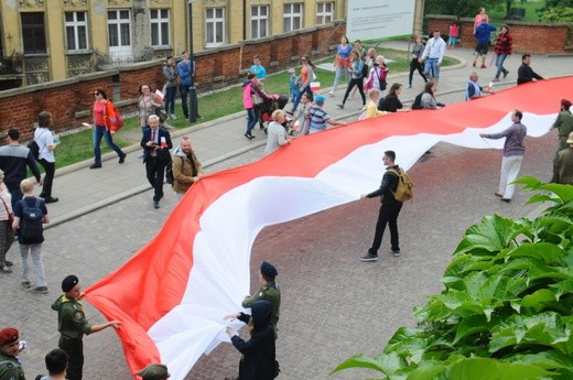 Bicie rekordu długości flagi narodowej Kraków 2018 - cz. 1