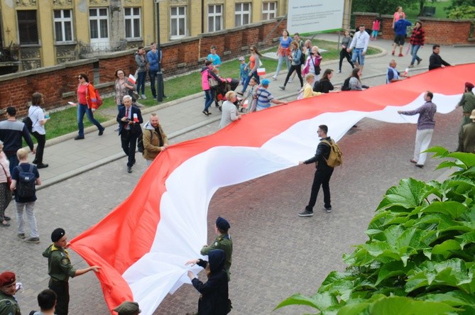 Bicie rekordu długości flagi narodowej Kraków 2018 - cz. 1