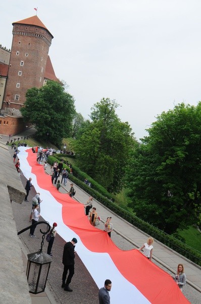 Bicie rekordu długości flagi narodowej Kraków 2018 - cz. 1