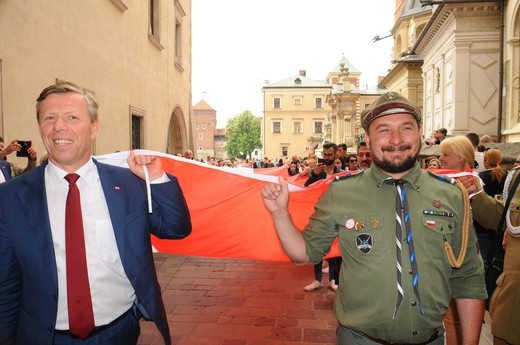 Bicie rekordu długości flagi narodowej Kraków 2018 - cz. 1