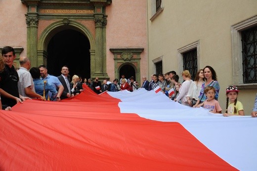 Bicie rekordu długości flagi narodowej Kraków 2018 - cz. 1