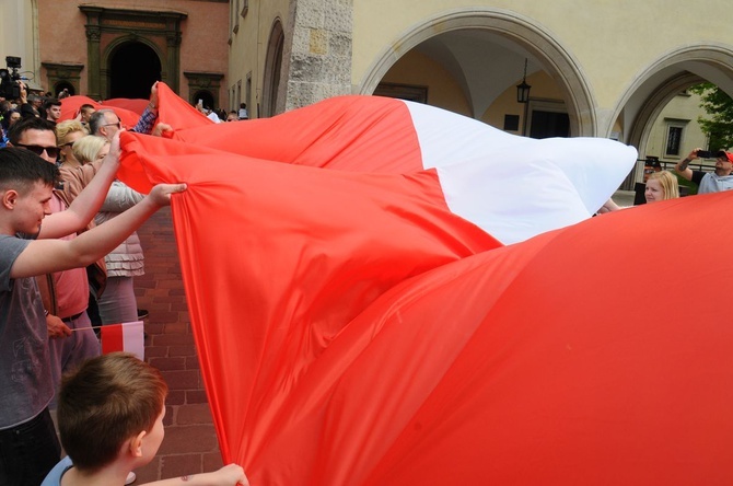 Bicie rekordu długości flagi narodowej Kraków 2018 - cz. 1