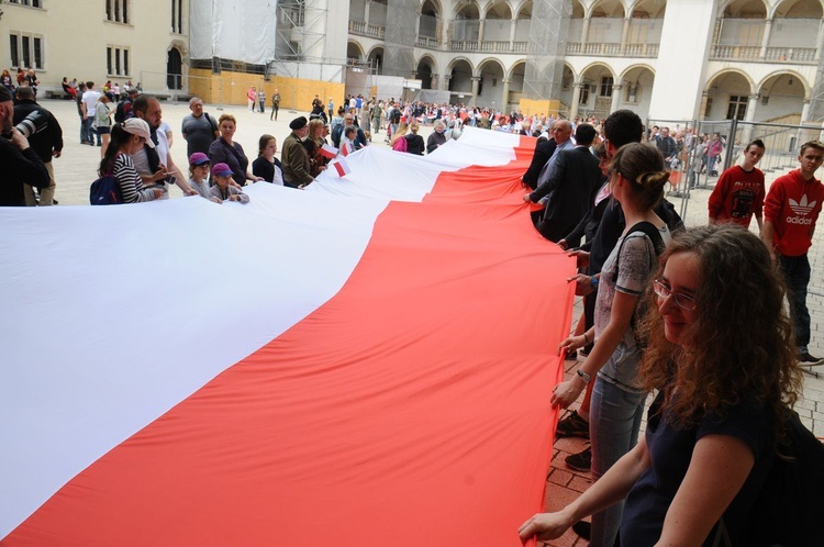 Bicie rekordu długości flagi narodowej Kraków 2018 - cz. 1