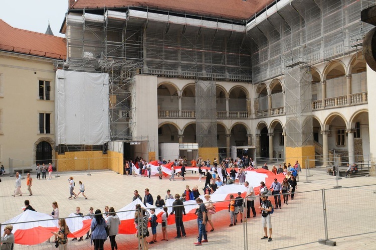 Bicie rekordu długości flagi narodowej Kraków 2018 - cz. 1