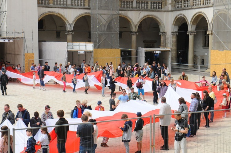 Bicie rekordu długości flagi narodowej Kraków 2018 - cz. 1