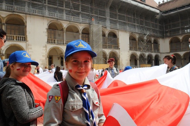 Bicie rekordu długości flagi narodowej Kraków 2018 - cz. 1