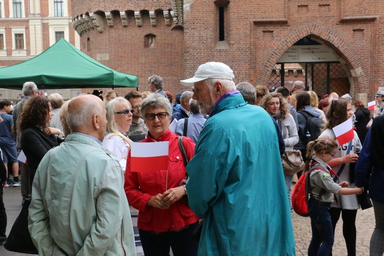 Bicie rekordu długości flagi narodowej Kraków 2018 - cz. 2