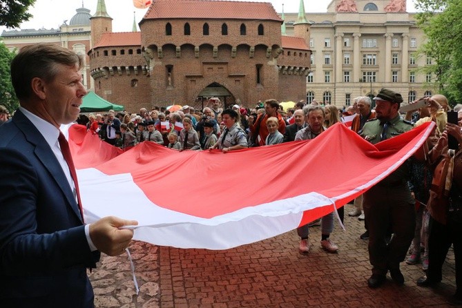 Bicie rekordu długości flagi narodowej Kraków 2018 - cz. 2