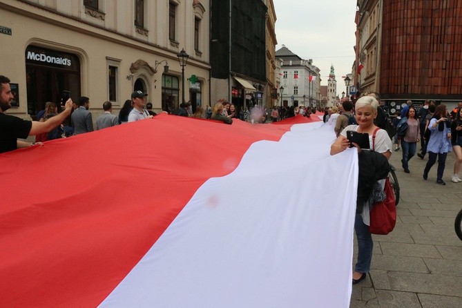 Bicie rekordu długości flagi narodowej Kraków 2018 - cz. 2