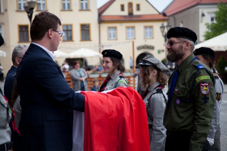 Nietypowo obchodzono Dzień Flagi w Tarnowskich Górach 