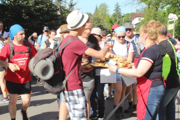 Poświęcenie witraża św. Faustyny w kościele w Nidku