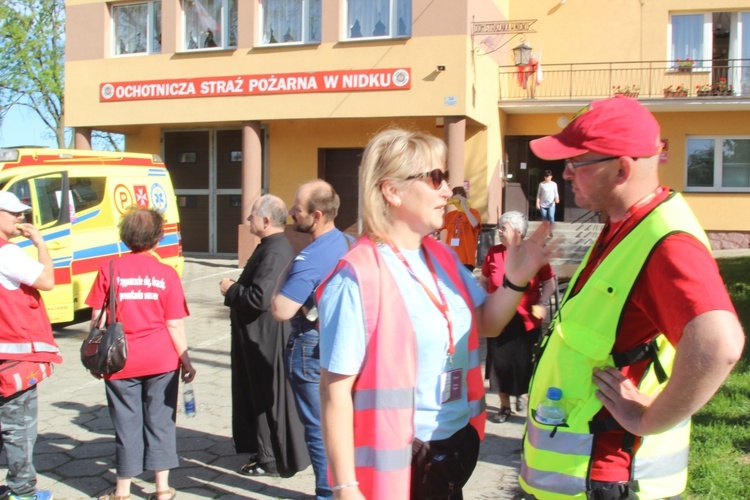 Poświęcenie witraża św. Faustyny w kościele w Nidku