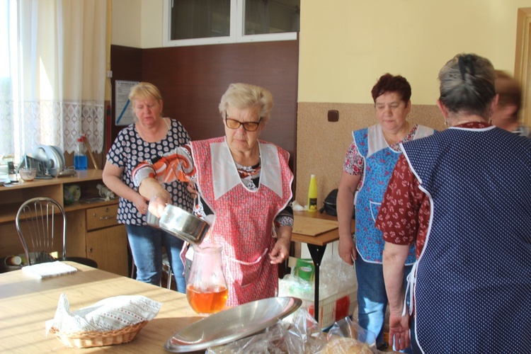 Poświęcenie witraża św. Faustyny w kościele w Nidku