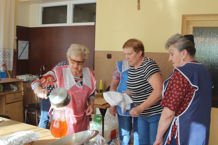 Poświęcenie witraża św. Faustyny w kościele w Nidku