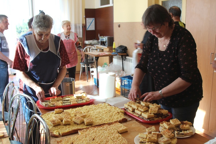 Poświęcenie witraża św. Faustyny w kościele w Nidku