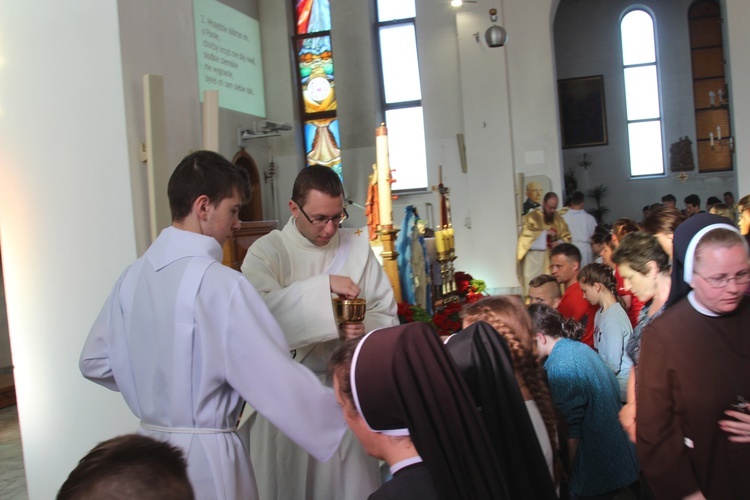 Poświęcenie witraża św. Faustyny w kościele w Nidku