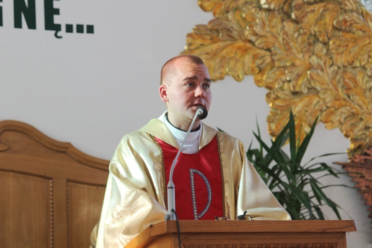 Poświęcenie witraża św. Faustyny w kościele w Nidku